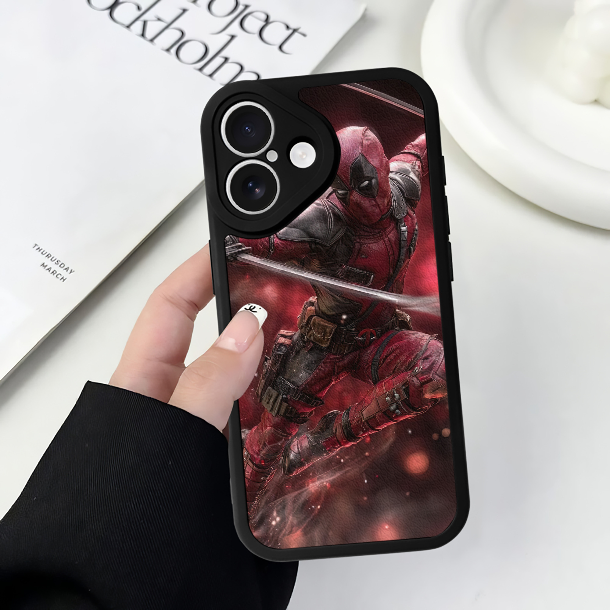 （画像用） Deadpool デッドプール 【iPhone 16シリーズ対応】シリコンスマホケース（レザー調） 材質：シリコン
